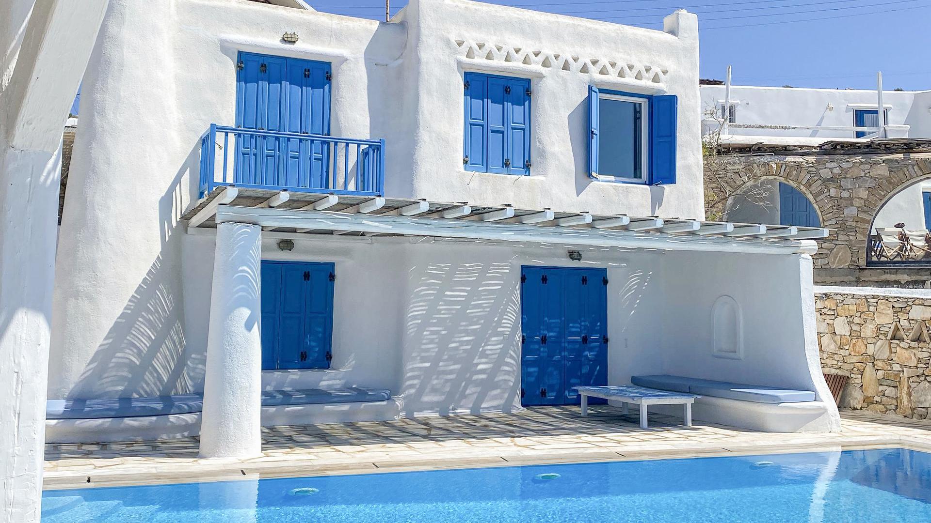 Blue Harmony Suites of Mykonos – Queen Suite for 4 guests